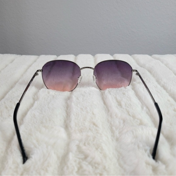 Quay Australia - Jezabell Sunglasses in Gunmetal/ Navy to Peach Lens new in case main image 11